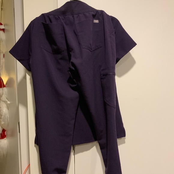 Figs XS Purple Jam Catarina Top and XS/P jogger - Picture 4 of 5